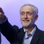 El nuevo líder del Partido laborislta, Jeremy Corbyn, gesticula durante su discurso en el congreso anual de la confederación sindical TUC,