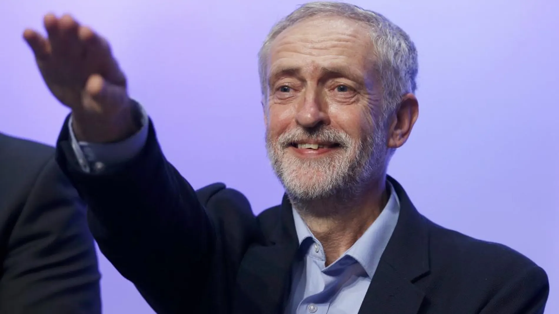 El nuevo líder del Partido laborislta, Jeremy Corbyn, gesticula durante su discurso en el congreso anual de la confederación sindical TUC,