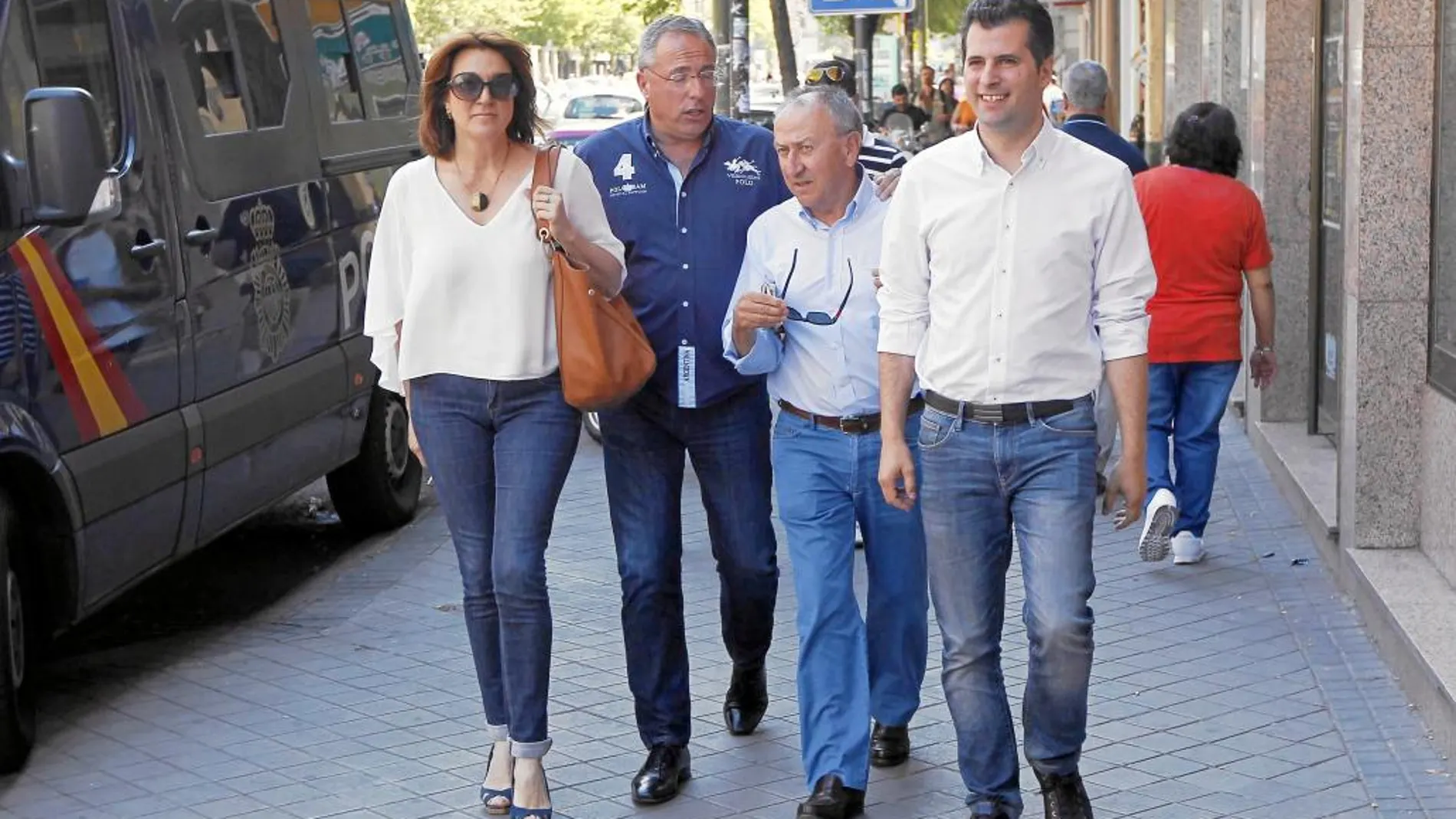 El secretario regional del PSOE, Luis Tudanca, y Soraya Rodríguez, antes de participar en el Comité Federal