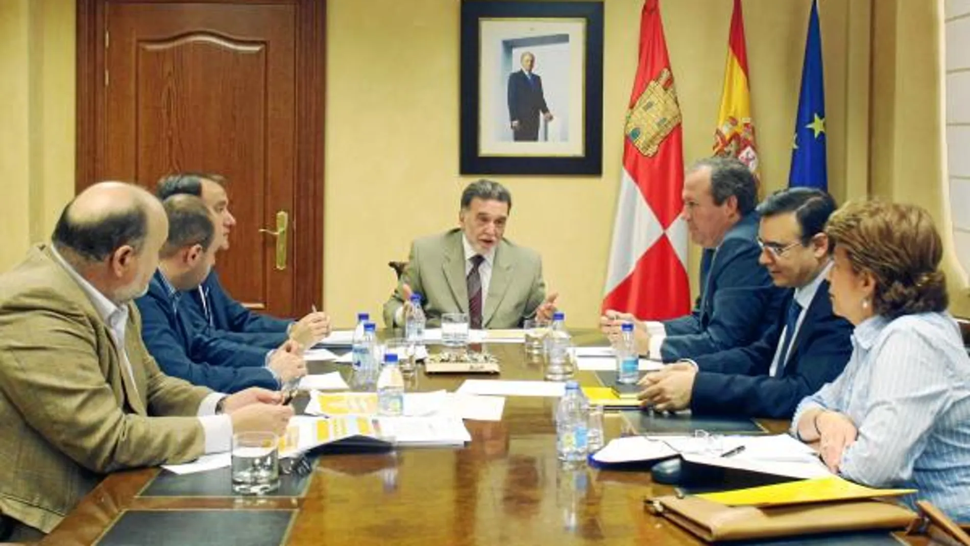 Miguel Alejo explica a los agentes económicos las medidas impulsadas por el Gobierno contra la crisis