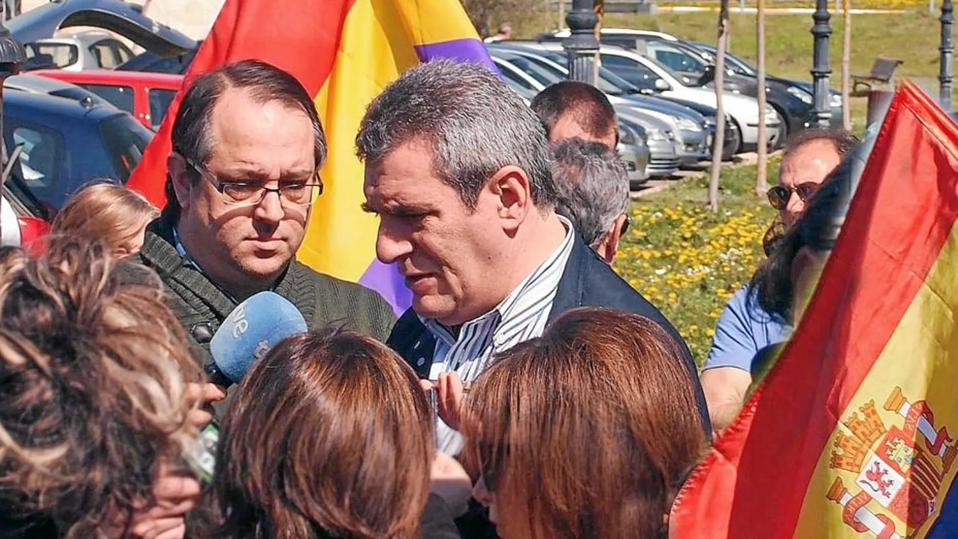 Julio Villarrubia atiende a los medios durante un acto de la Memoria Histórica en Palencia