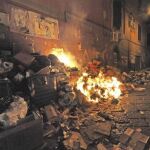 Incendio provocado en unos contenedores del centro de Nápoles, Italia, la anoche del 22 de octubre de 2010