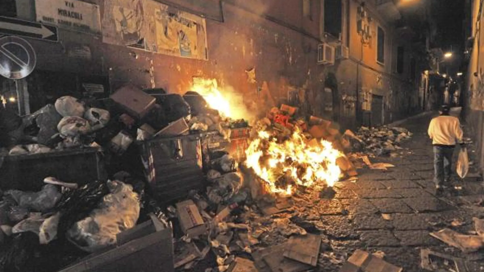 Incendio provocado en unos contenedores del centro de Nápoles, Italia, la anoche del 22 de octubre de 2010