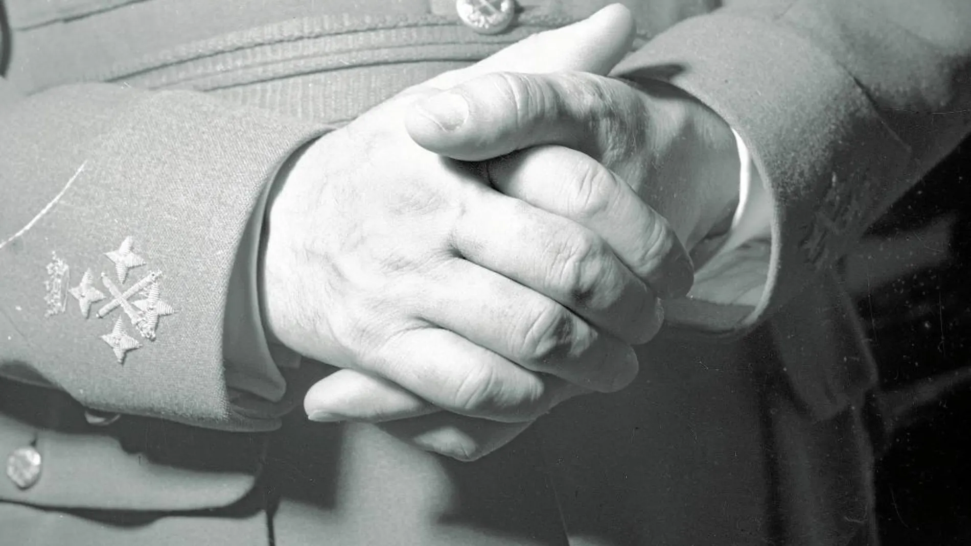 Las manos de Francisco Franco en una foto inédita que ha visto la luz recientemente en un volumen de la colección Photobolsillo que ha sido editado por La Fábrica. Foto: José Demaría Vázquez «Campúa»
