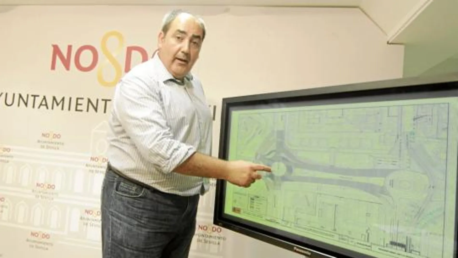 Francisco Fernández señala el plano de las obras de la nueva glorieta de El Cid, prevista para junio de 2011