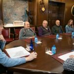 El alcalde de Soria, Carlos Martínez, preside la reunión en el Ayuntamiento con los representantes de las localidades riojanas, navarras y aragonesas