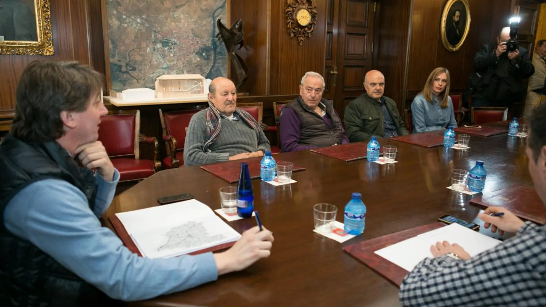 El alcalde de Soria, Carlos Martínez, preside la reunión en el Ayuntamiento con los representantes de las localidades riojanas, navarras y aragonesas