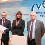 Gerardo Gutíérrez, Ángela de Miguel y Daniel Miguel, en la firma del convenio