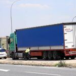La Guardia Civil inspecciona un camión en una imagen de archivo