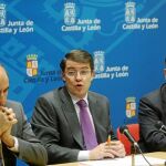 Fernández Mañueco informa en rueda de prensa acompañado por José María Hernández y Clemente Pita