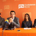 El portavoz de C’s en el Ayuntamiento de Murcia, Mario Gómez (centro), no dimitirá tras ser cesado como delegado