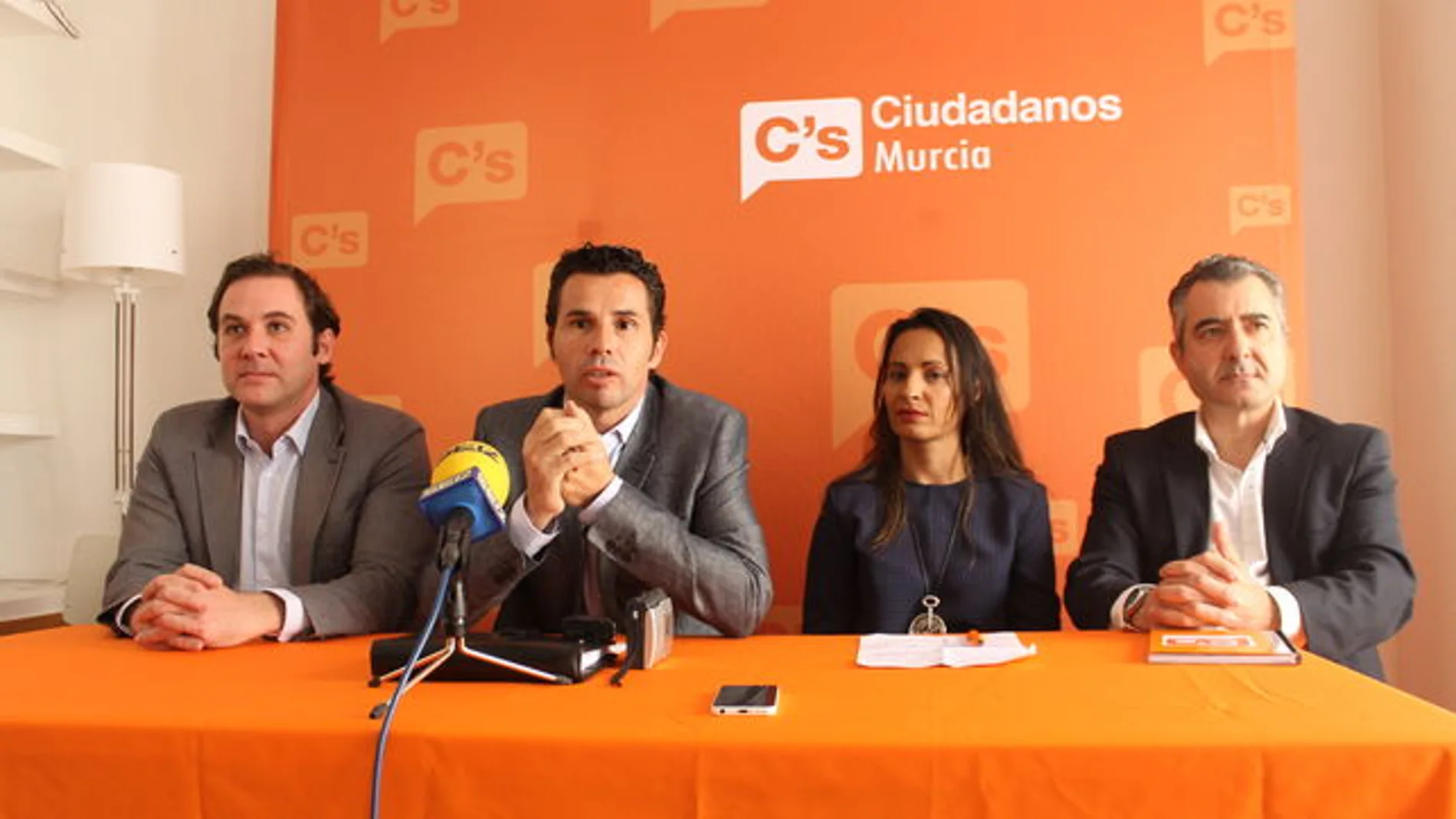 El portavoz de C’s en el Ayuntamiento de Murcia, Mario Gómez (centro), no dimitirá tras ser cesado como delegado
