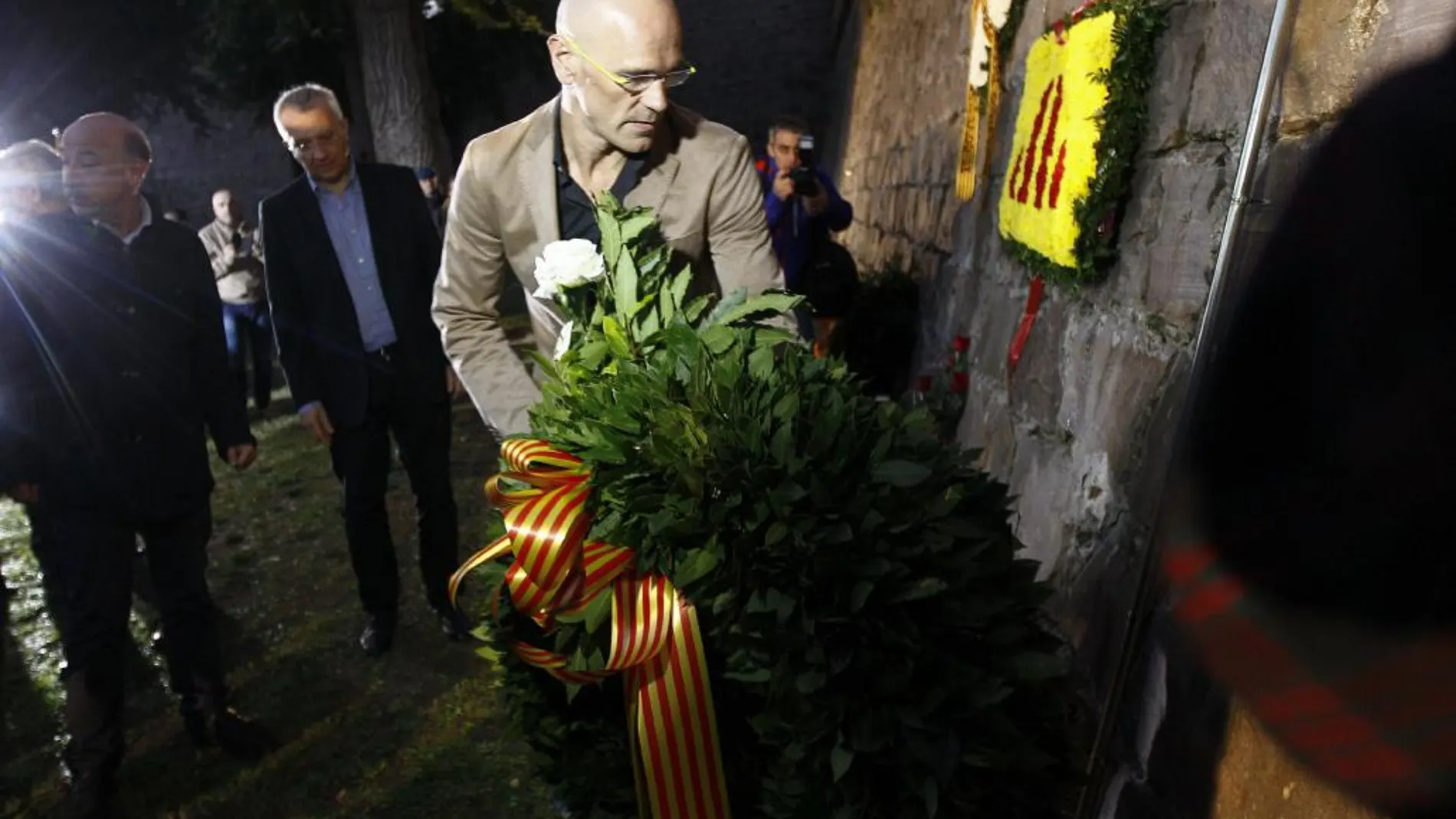 Raül Romeva, durante la ofrenda floral que ha realizado esta mañana en homenaje a Companys, en el Castillo de Montjuic de Barcelona