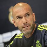 El técnico del Real Madrid, Zinedine Zidane, durante la rueda de prensa que ha ofrecido tras el entrenamiento del equipo
