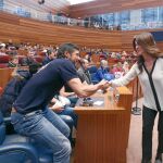 Silvia Clemente saluda a uno de los inmigrantes que participaron de esta iniciativa