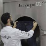 Los nuevos sistemas empleados por Jeanologia permitirán ahorrar hasta un 85 por ciento de agua y químicos / La Razón