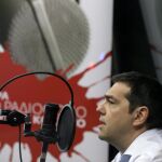 El primer ministro griego, Alexis Tsipras, en una entrevista con la radio de Syriza Sto Kokkino