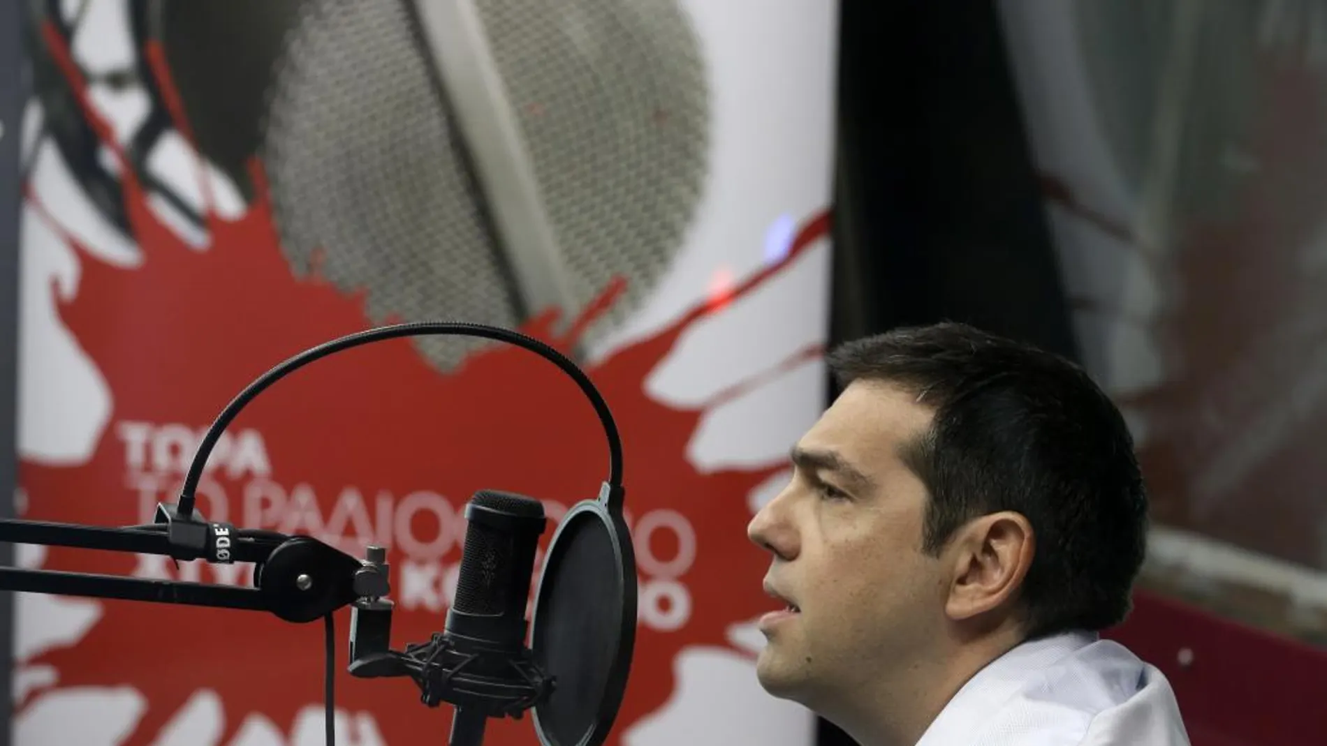 El primer ministro griego, Alexis Tsipras, en una entrevista con la radio de Syriza Sto Kokkino