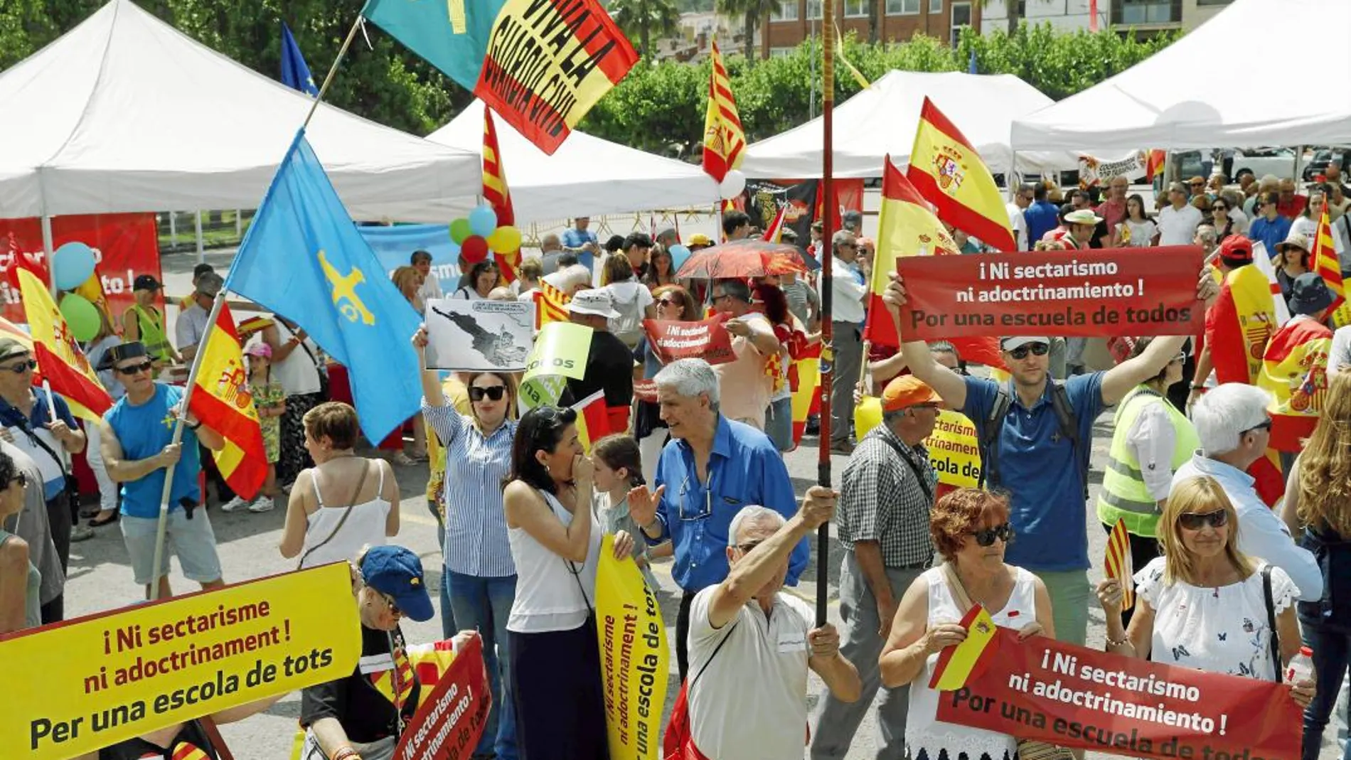 En la imagen, asistentes a la manifestación realizada ayer en Sant Andreu de la Barca, a favor de una «escuela plural y para todos»/ Efe