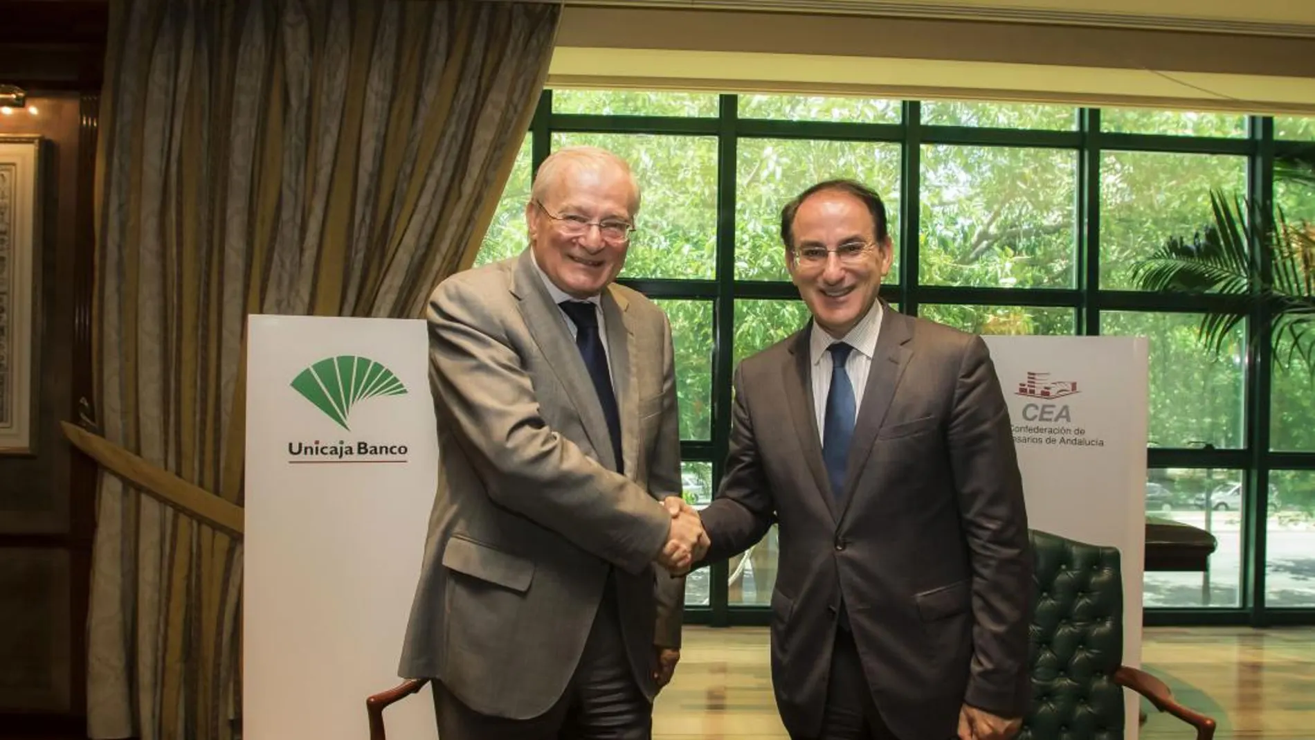 Este nuevo acuerdo de colaboración ha sido firmado por el presidente de Unicaja Banco, Manuel Azuaga, y por el presidente de la CEA, Javier González de Lara