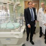 El consejero de Sanidad, Antonio María Sáez Aguado, visita la Unidad pediátrica del Hospital Clínico Universitario de Valladolid