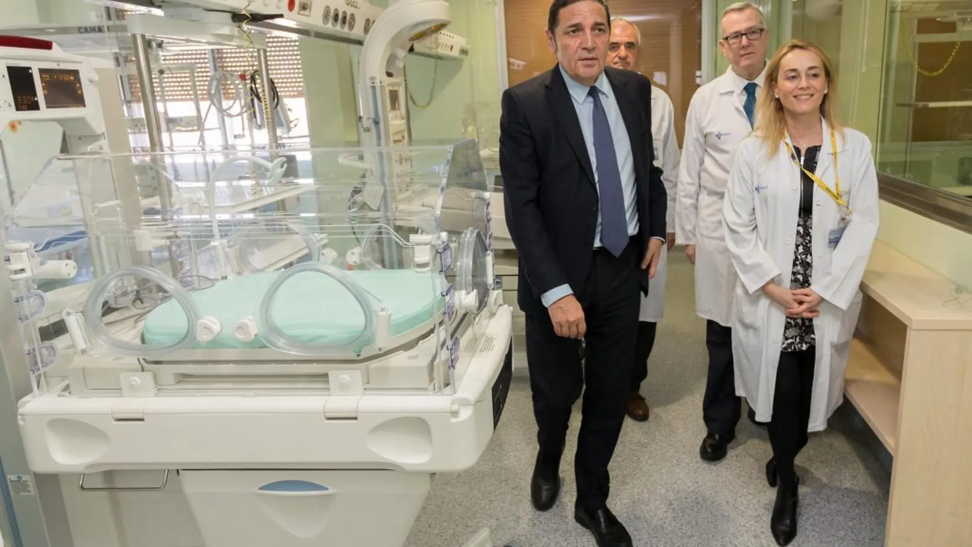 El consejero de Sanidad, Antonio María Sáez Aguado, visita la Unidad pediátrica del Hospital Clínico Universitario de Valladolid