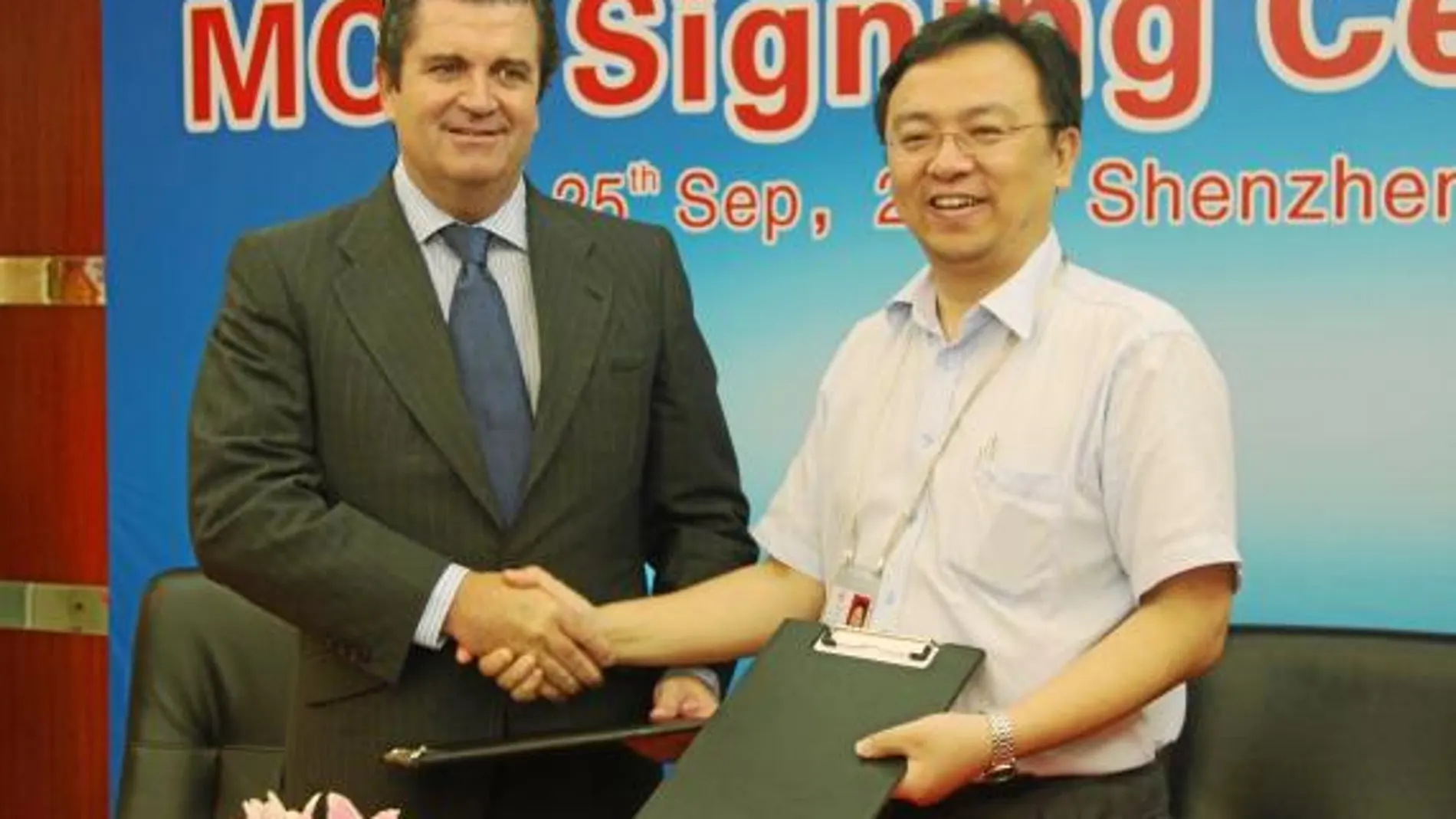 Los presidentes de Endesa y BYD, Borja Prado y Chuanfu Wang, sellaron en China el acuerdo de colaboración entre ambas empresas