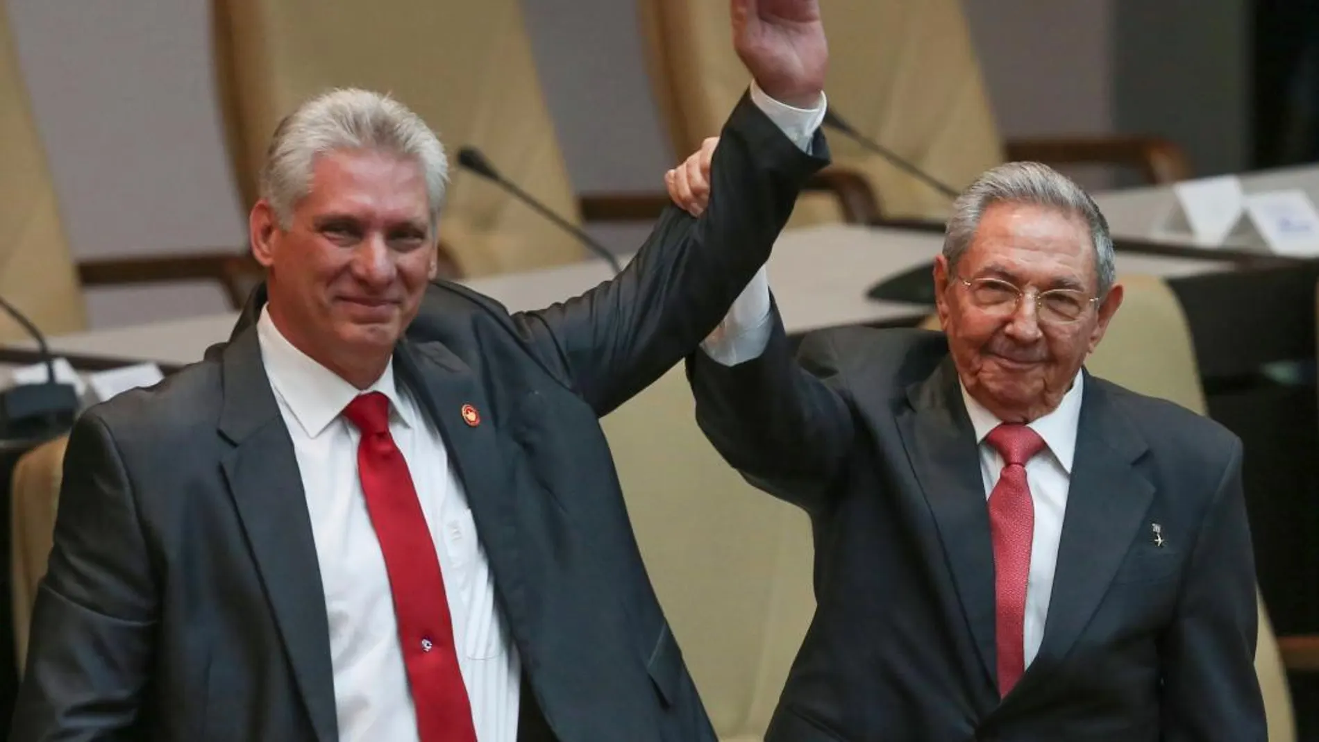 Raul Castro y Miguel Díaz-Canel en la Asamble Nacional cubana