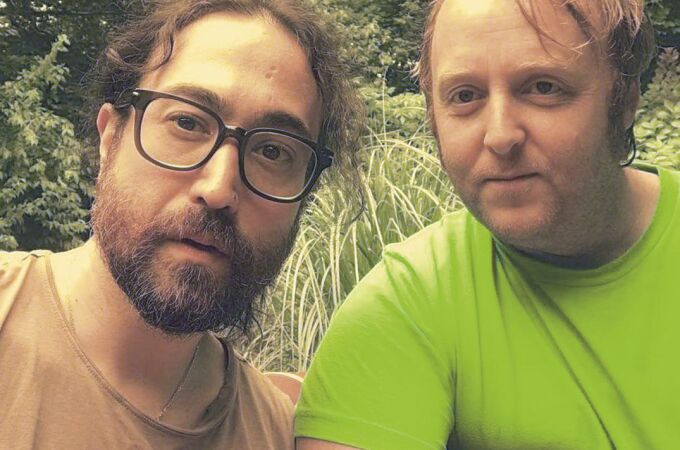 Sean Ono Lennon y James McCartney, en una foto que se ha hecho viral en las redes