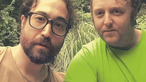 Sean Ono Lennon y James McCartney, en una foto que se ha hecho viral en las redes