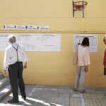 Varios votantes consultan el listado de mesas ayer en un colegio electoral del centro de Atenas