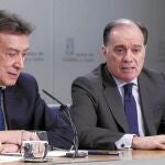 El consejero de Economía y Empleo, Tomás Villanueva, explica el Proyecto de la Ley de Estímulo de la Creación de Empresas, junto al portavoz de la Junta, José Antonio de Santiago-Juárez