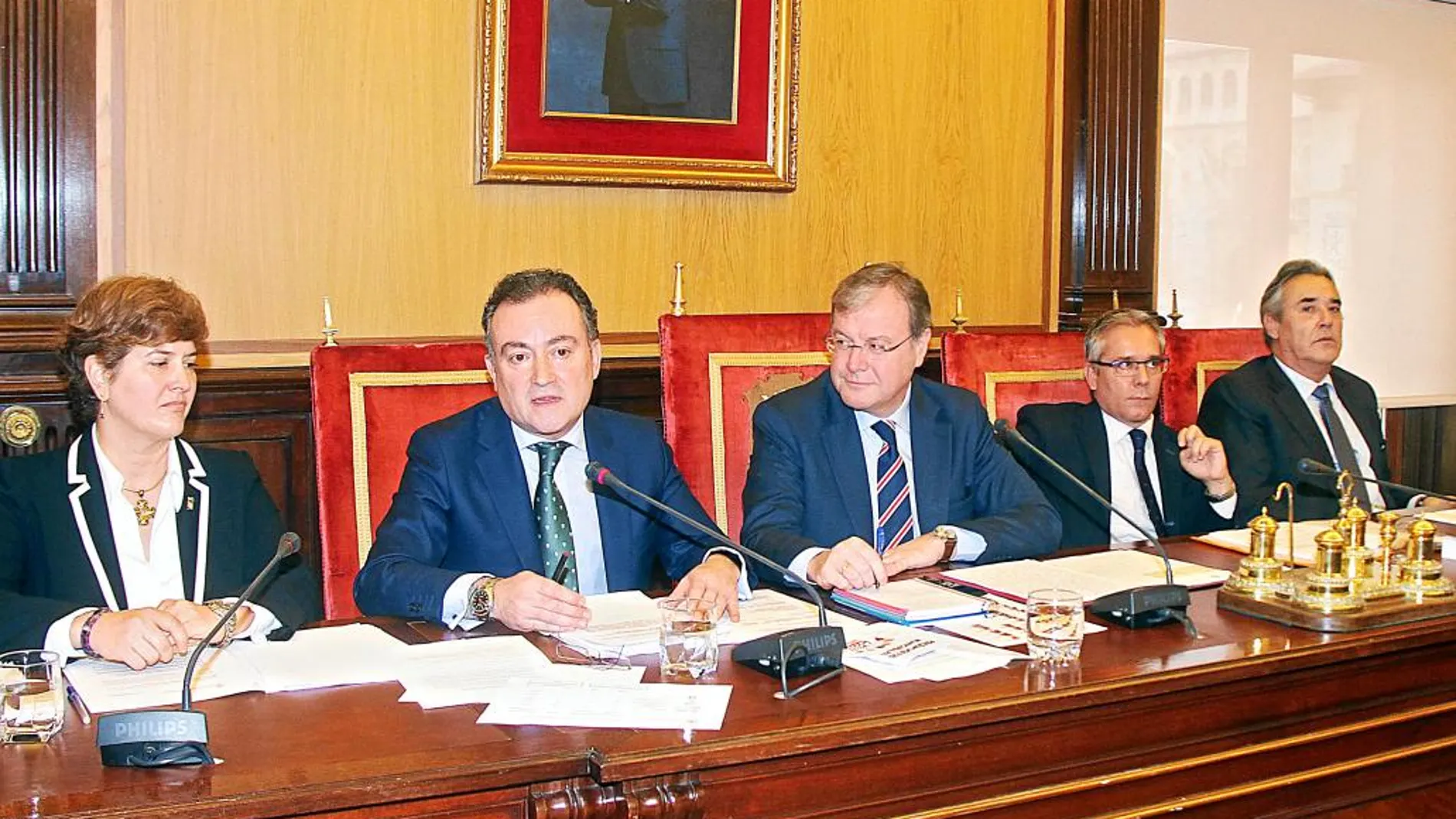 Fernando Salguero, del PP, explica las cuentas junto a Antonio Silván