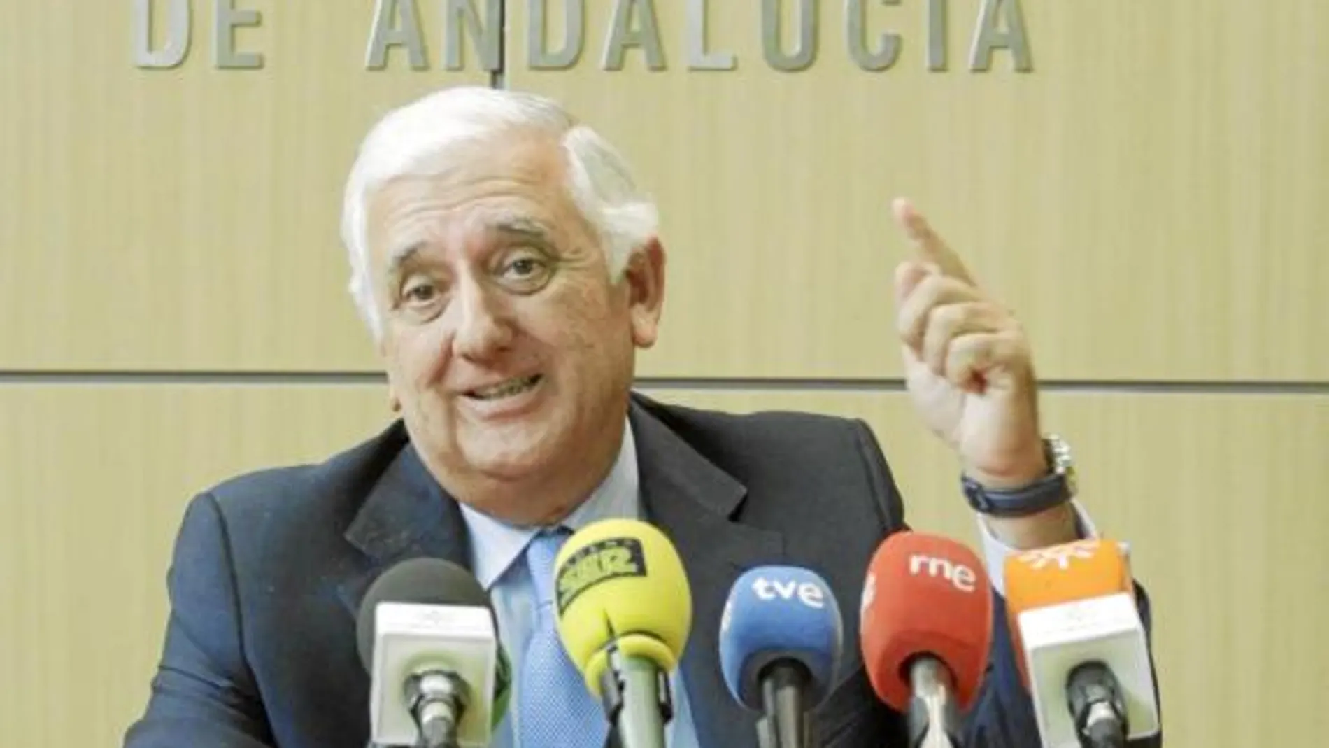 El presidente de la CEA, Santiago Herrero, durante la rueda de prensa que ofreció ayer en Sevilla