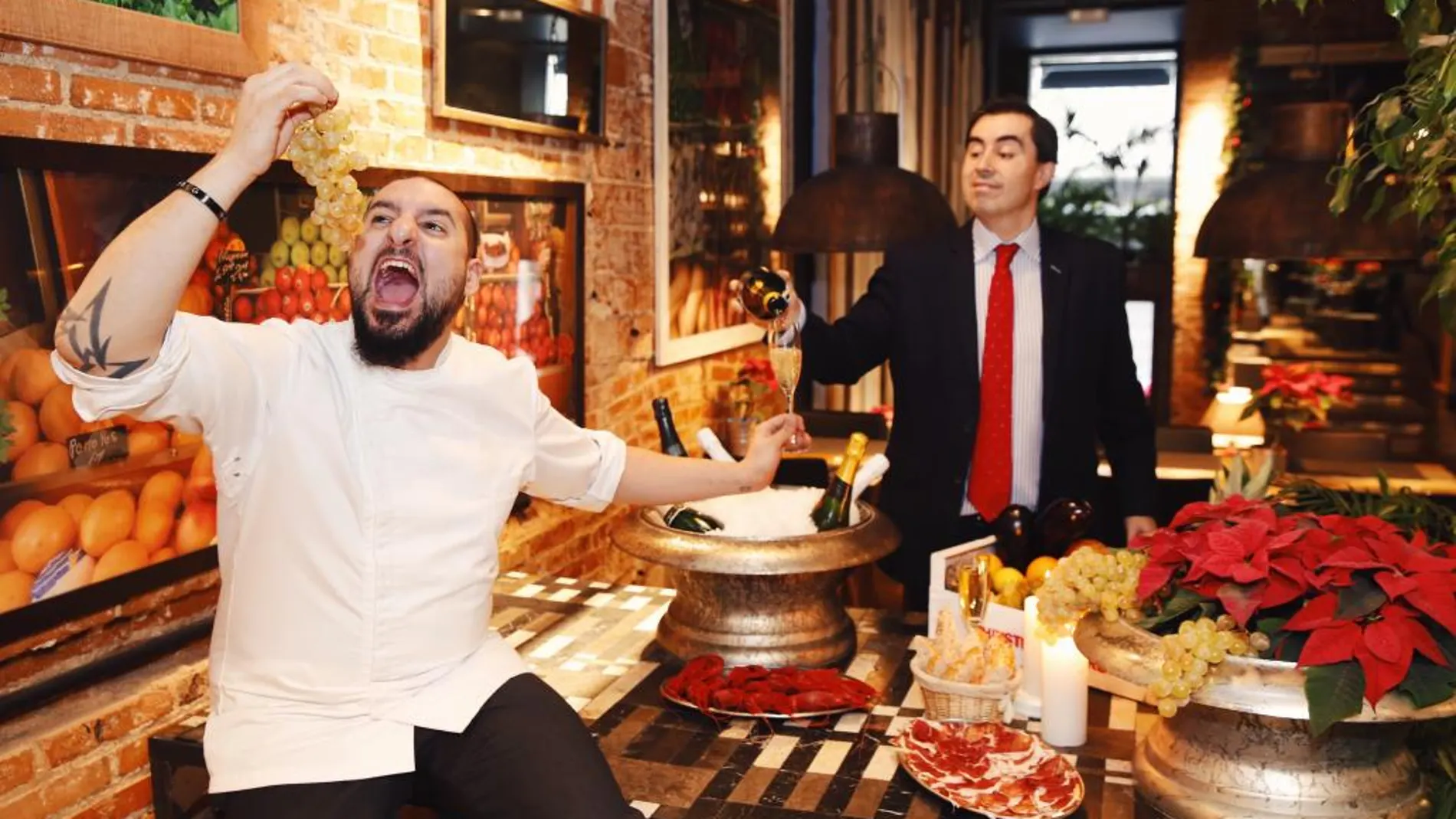 Jorge Reina y el jefe de sala Alfredo Largo Ochoa, resposables de que en Lobby Market la diversión esté asegurada