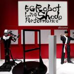 Un robot pintor en uno de los stands del Mobile World Congress