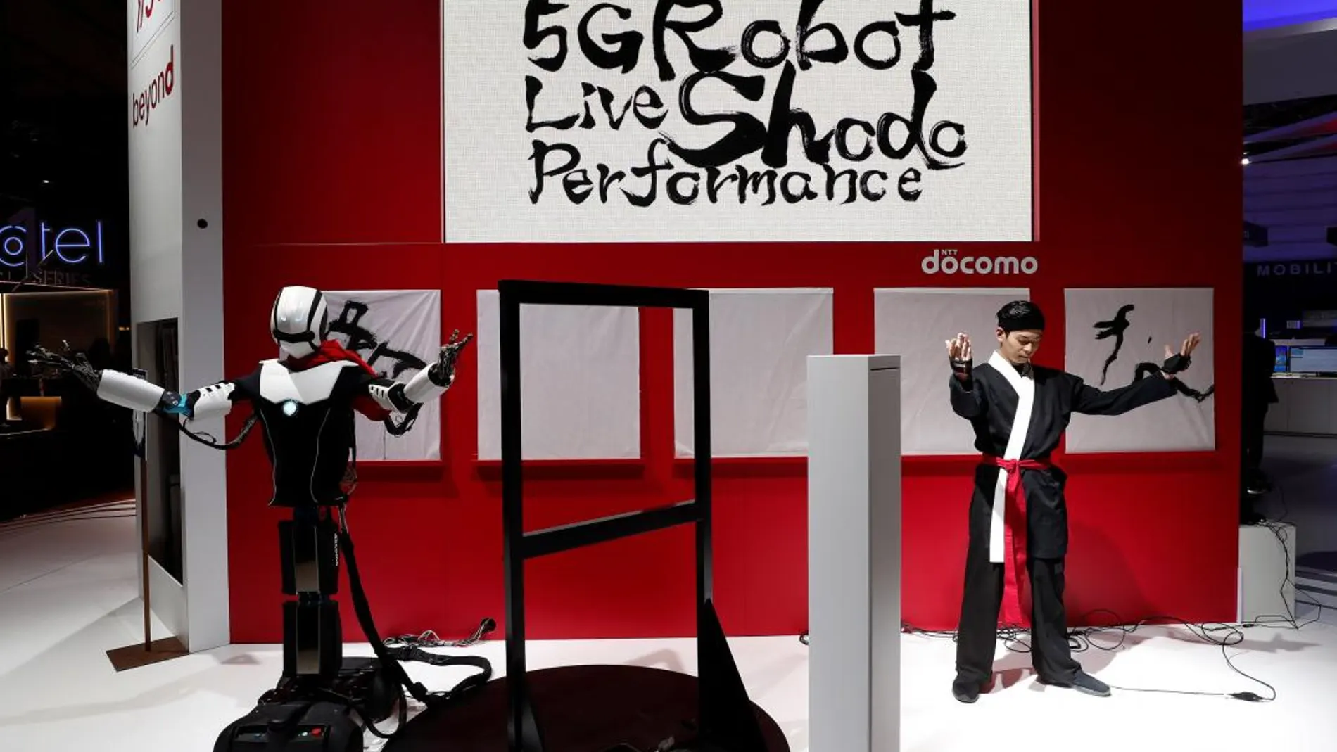 Un robot pintor en uno de los stands del Mobile World Congress