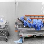 Una mujer embarazada aguarda en una camilla sin sábanas en un pasillo del hospital de Maracaibo antes de dar a luz