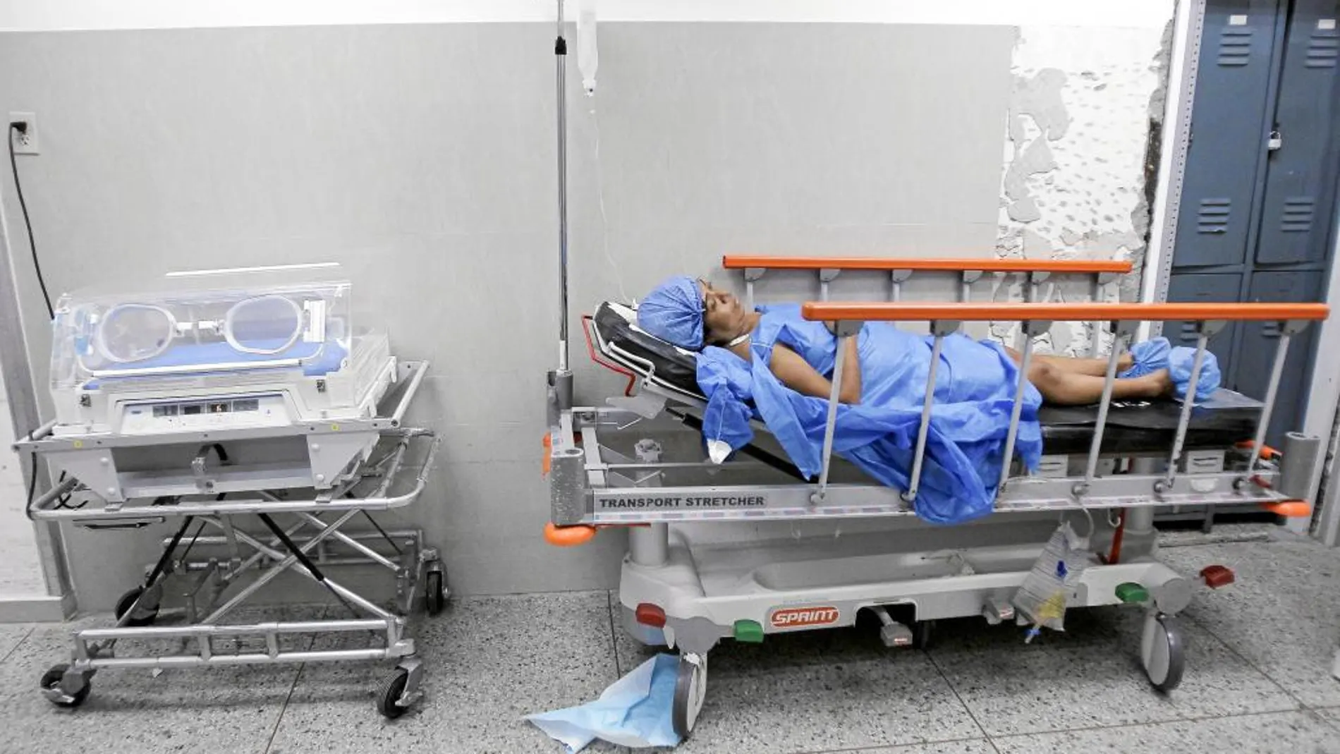 Una mujer embarazada aguarda en una camilla sin sábanas en un pasillo del hospital de Maracaibo antes de dar a luz