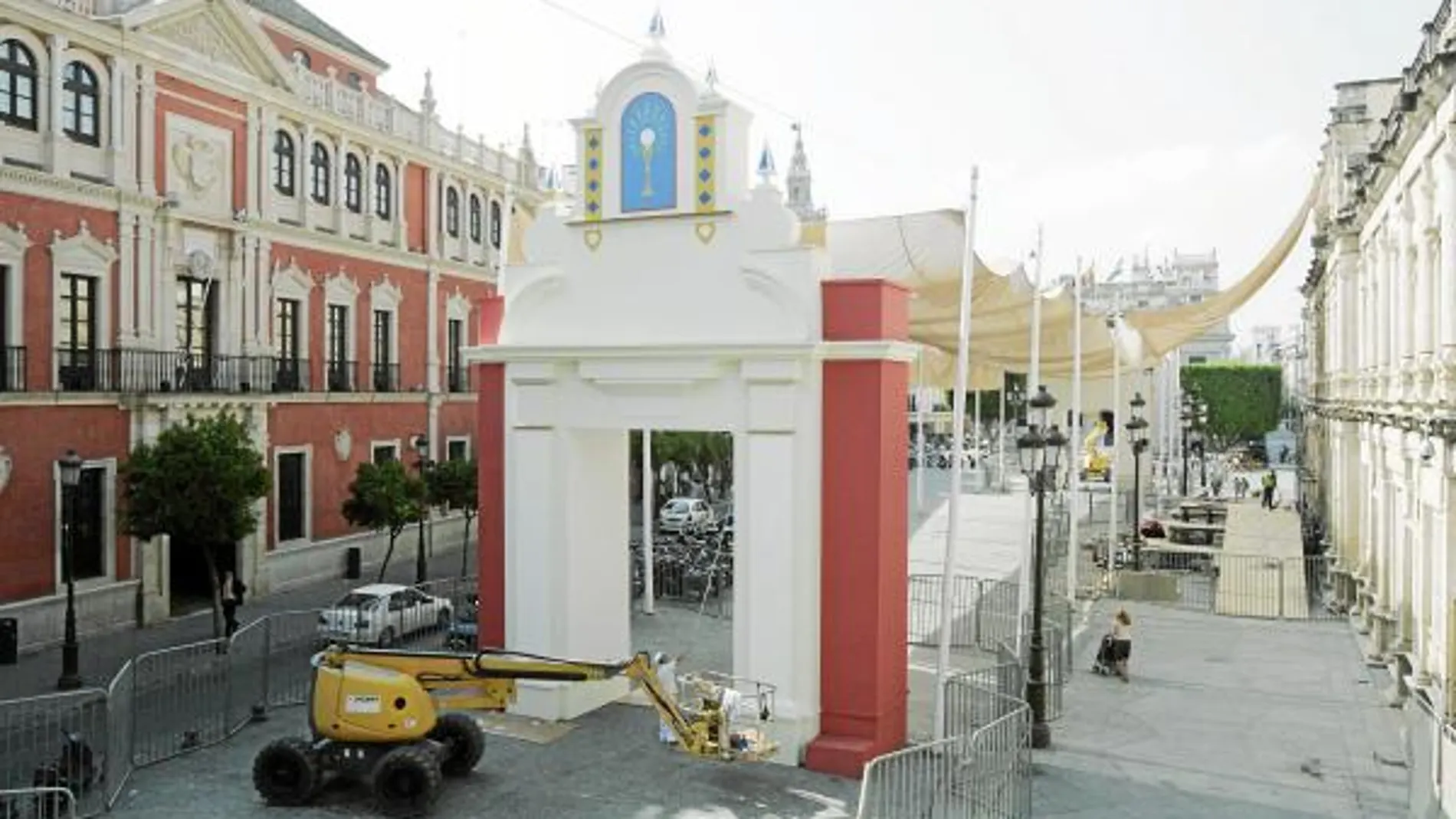 El Ayuntamiento granadino quiso aplicar en su ciudad los anclajes de los toldos del Corpus como en Sevilla