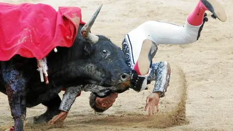 Sebastián Castella prendido por el quinto de la tarde