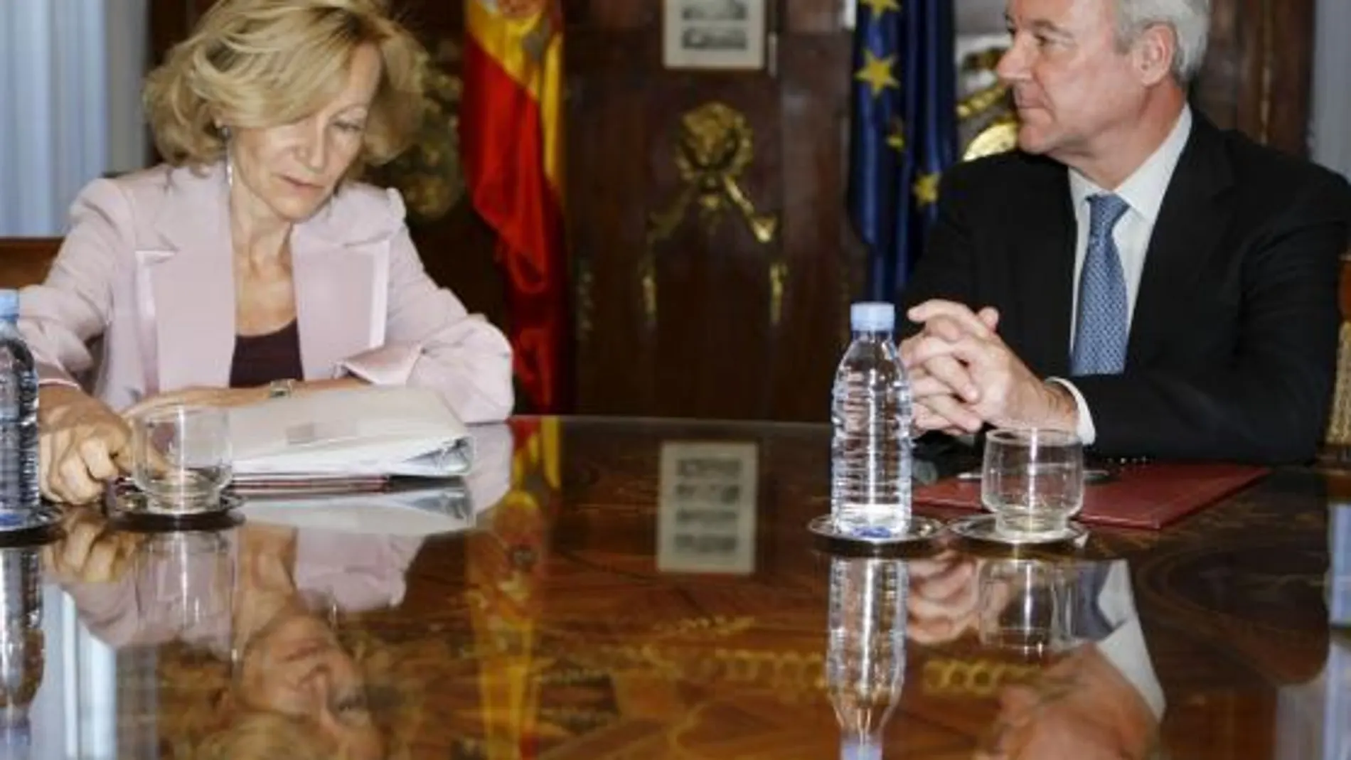 La vicepresidenta segunda y ministra de Economía, Elena Salgado, y el presidente de la Región de Murcia, Ramón Luis Valcárcel