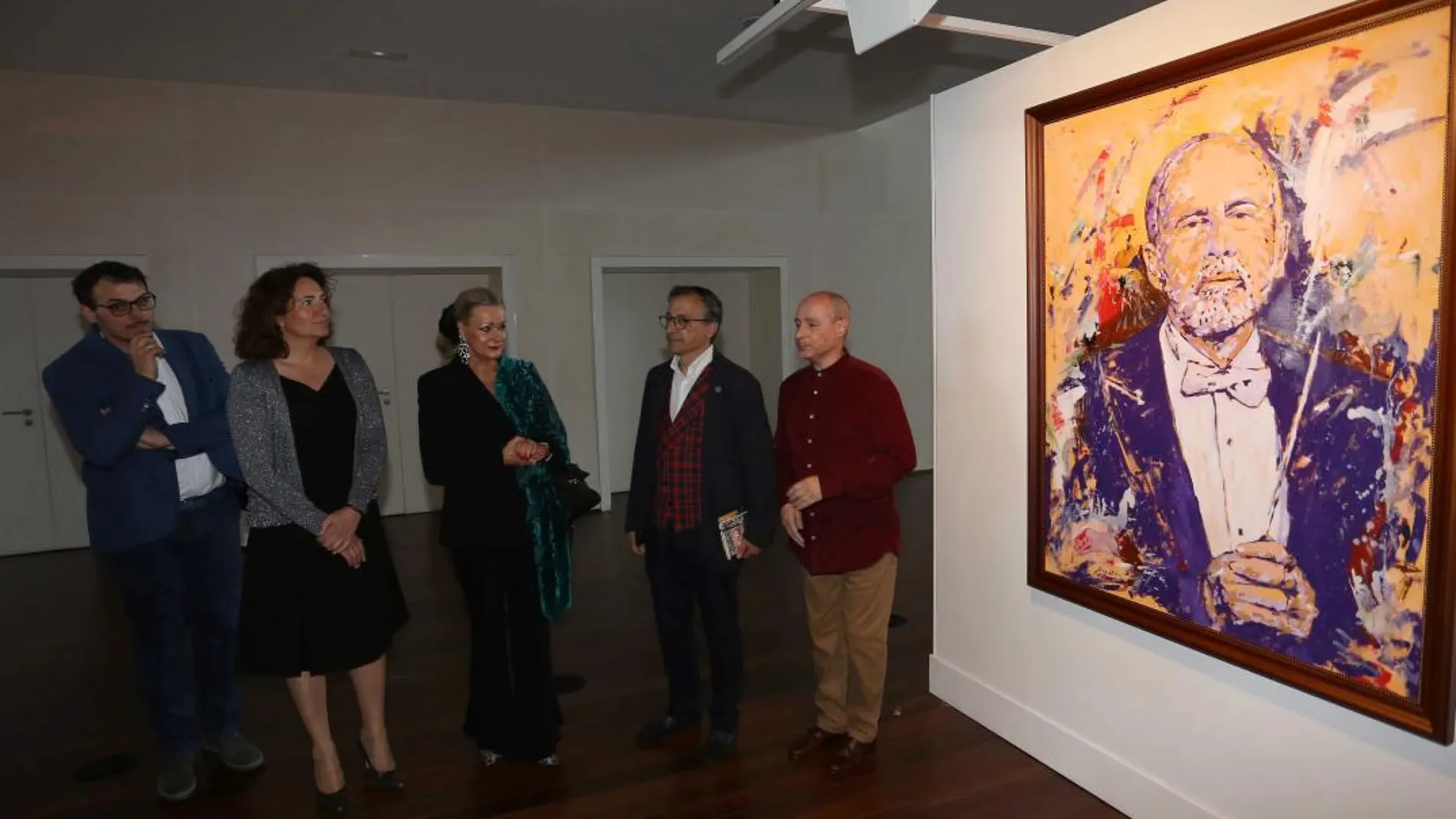 La consejera García-Cirac observa el cuadro del músico realizado por Miguel Elías, junto a Karin López Cobos, Tomás del Bien y el propio artista