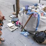 Una de las estampas habituales a las que se enfrentan los vecinos de las calles adyacentes a la plaza de Tirso de Molina, en el distrito Centro