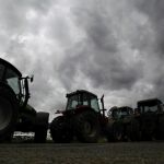 Ganaderos gallegos continúan con el bloqueo de industrias y centros de distribución lácteos