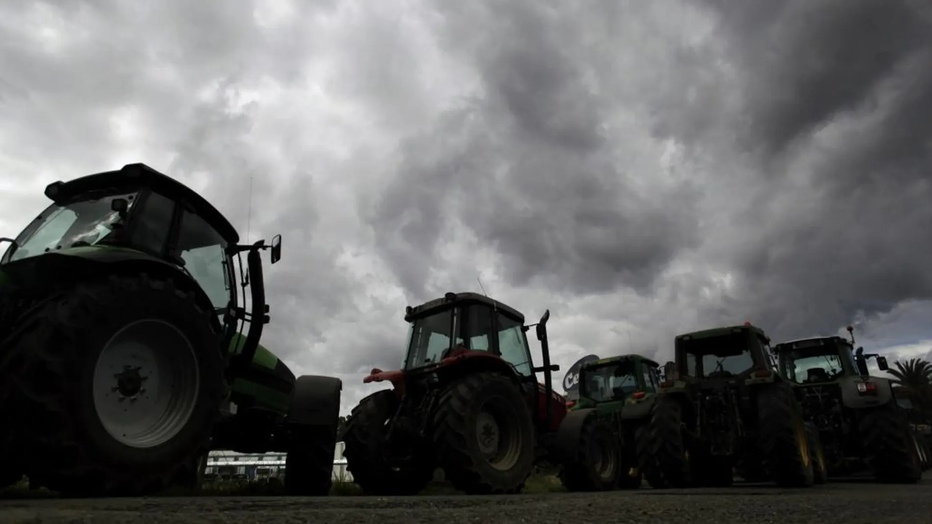 Ganaderos gallegos continúan con el bloqueo de industrias y centros de distribución lácteos