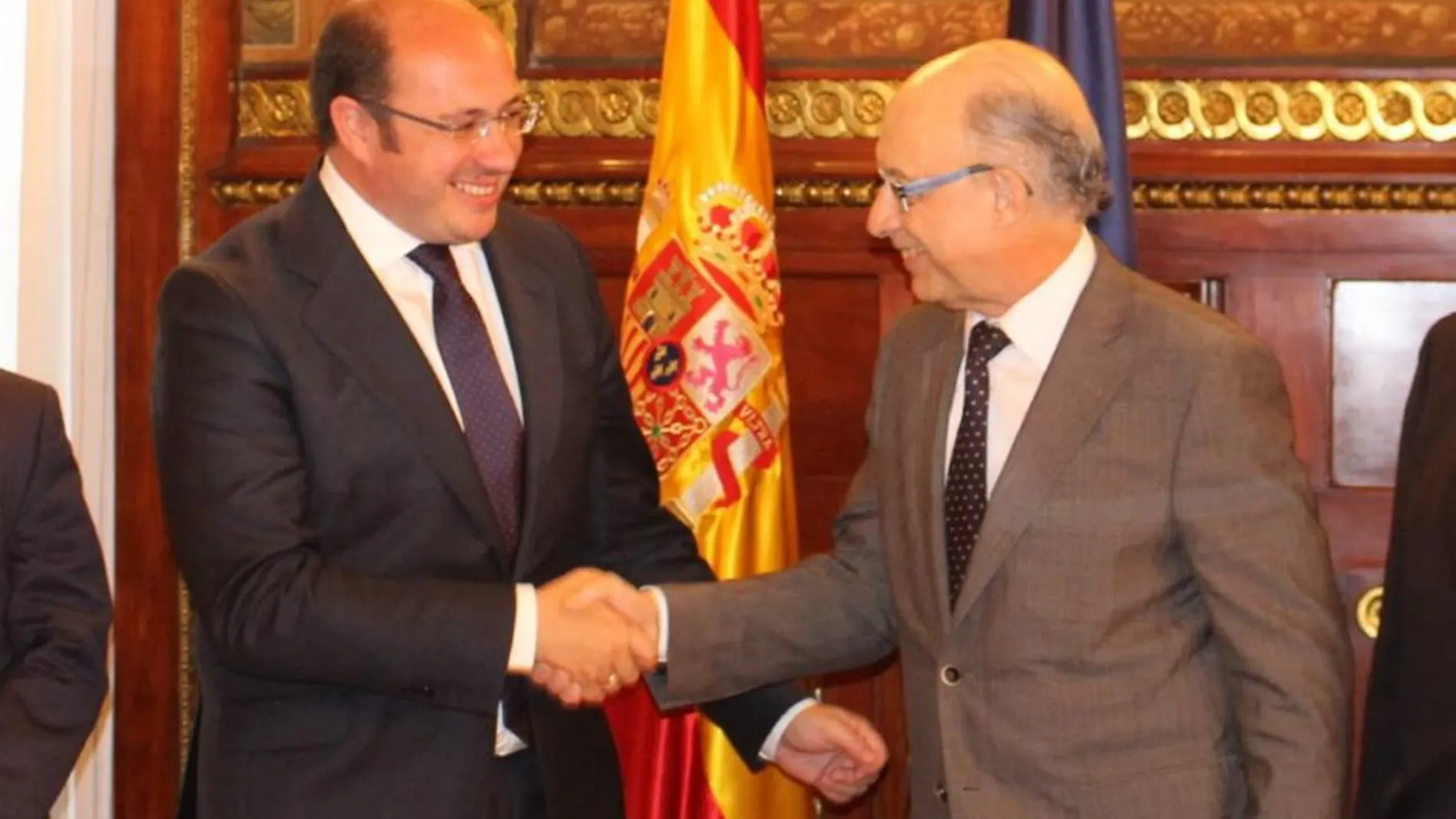 El presidente regional, Pedro Antonio Sánchez, y el ministro de Hacienda en funciones, Cristóbal Montoro, ayer
