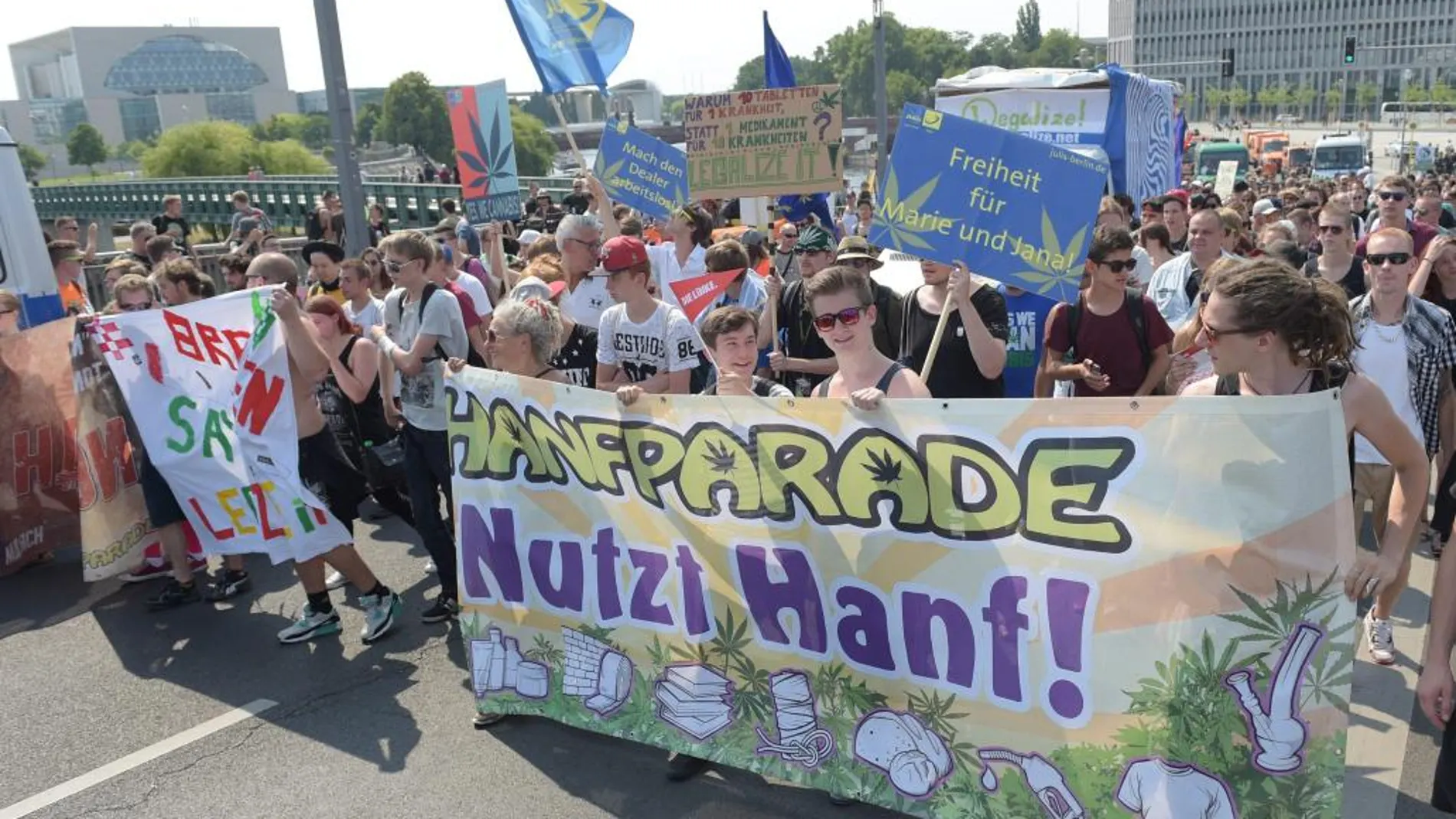 Los manifestantes, unos 8.000 según la policía de Berlín, portaron grandes pancartas a favor de la legalización.