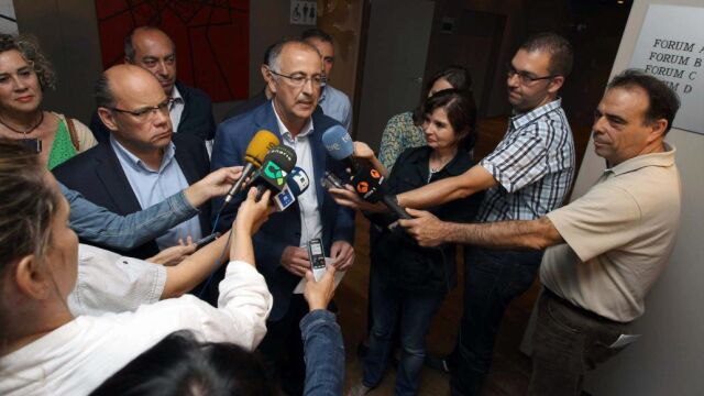 Los portavoces de las comisiones negociadoras del PSC-PSOE, Francisco Hernández Spínola, y de Coalición Canaria, José Miguel Barragán