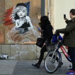 El grafiti apareció en una pared situada frente a la embajada francesa en Londres